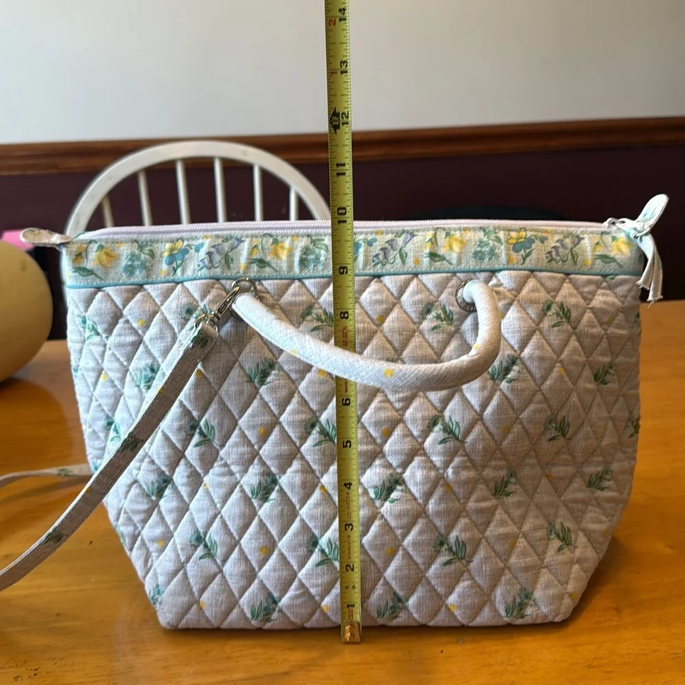 Vintage Vera Bradley. 2 handles, zipper close. 2 pocket inside. Never used - Picture 16 of 16